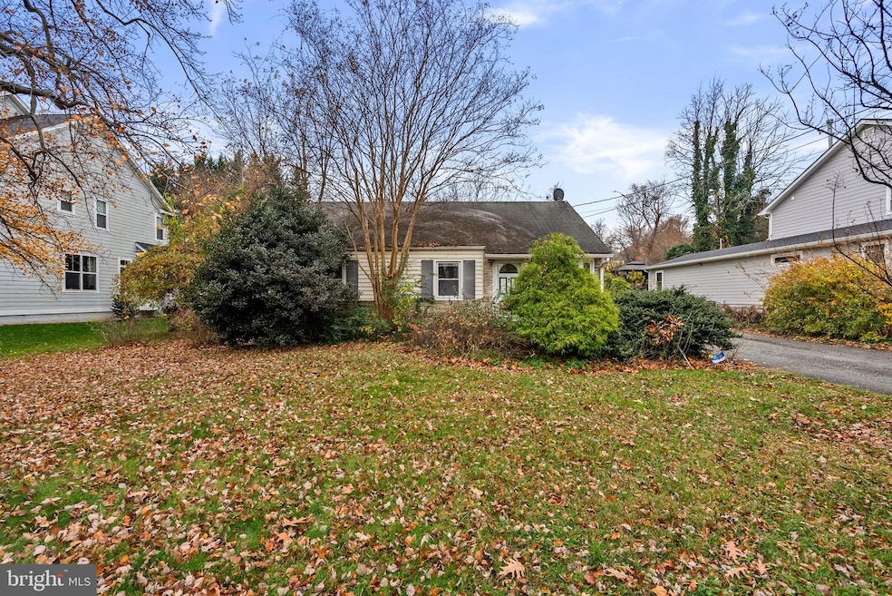 1832 Pimmit Dr, Falls Church, VA 22043 - photo 1