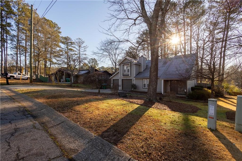 View of front of property featuring a front lawn
