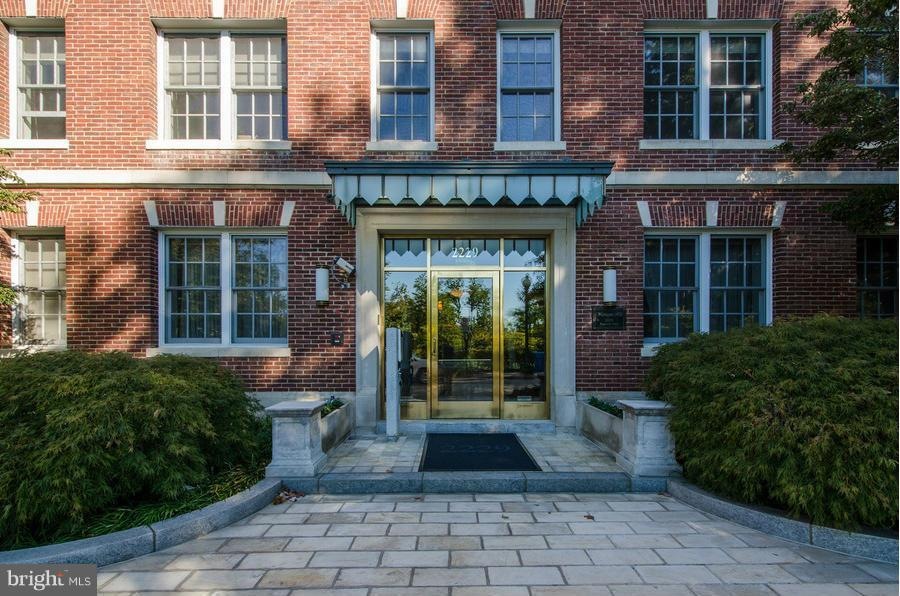 2229 Bancroft Place NW unit 403, Washington, DC 20008 - photo 1