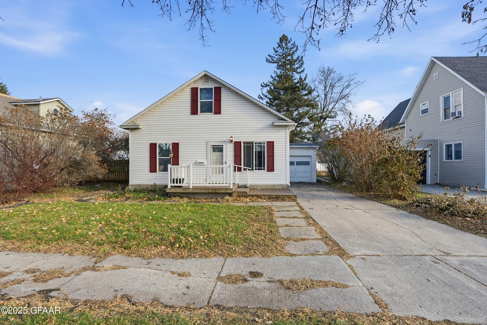 1510 N 4th St, Grand Forks, ND 58203 - photo 1
