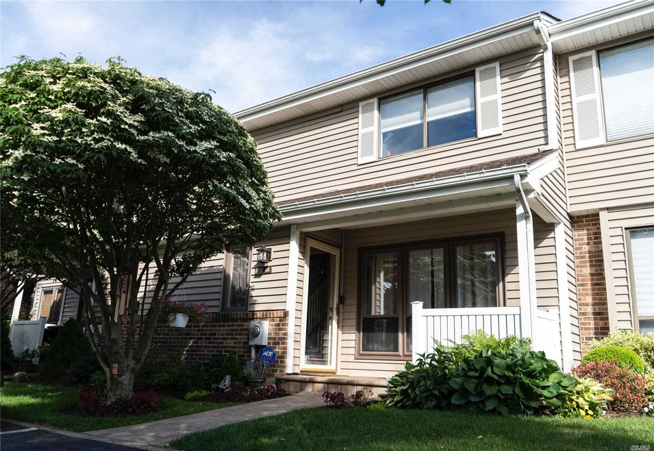 48 W Pond Ct, Smithtown, NY 11787 - photo 1