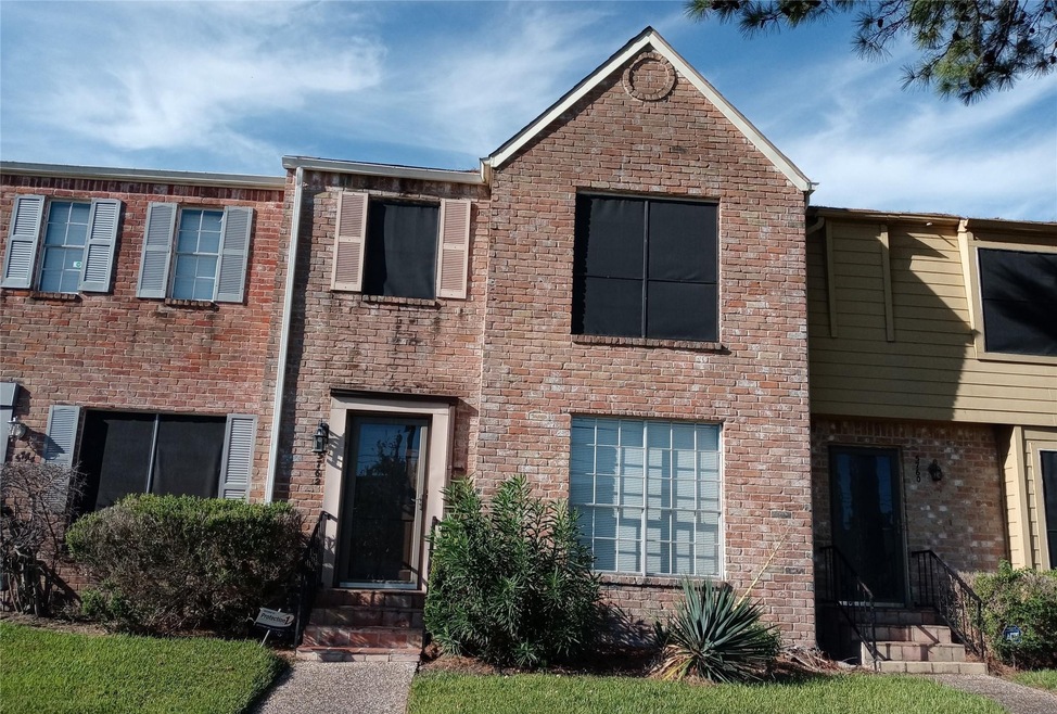 5762 Maple Hill Dr, Houston, TX 77088 - photo 1