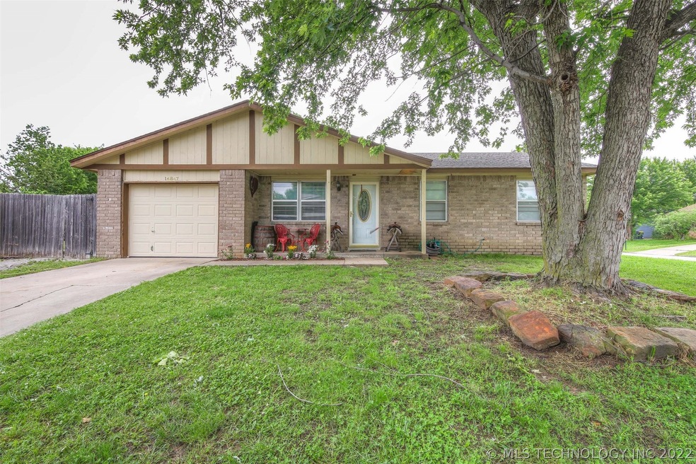 Adorable 3 bedroom, 1.5 bathrooms, 1 car garage, f