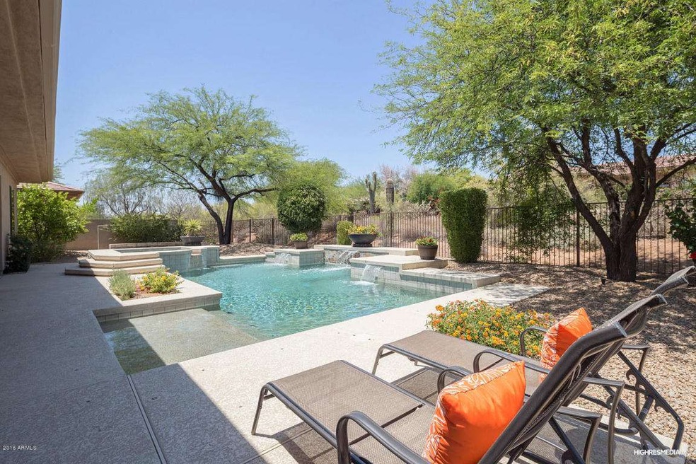Sparkling Pool w/Water Feature