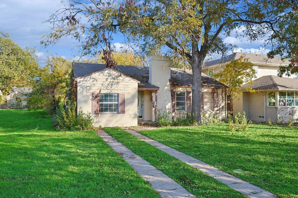 View of front of property featuring a front yard
