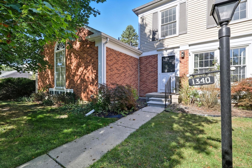 1340 Kings Cove Dr unit 1, Rochester Hills, MI 48306 - photo 1