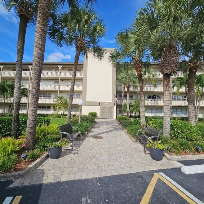 4701 Martinique Dr unit H4, Coconut Creek, FL 33066 - photo 1