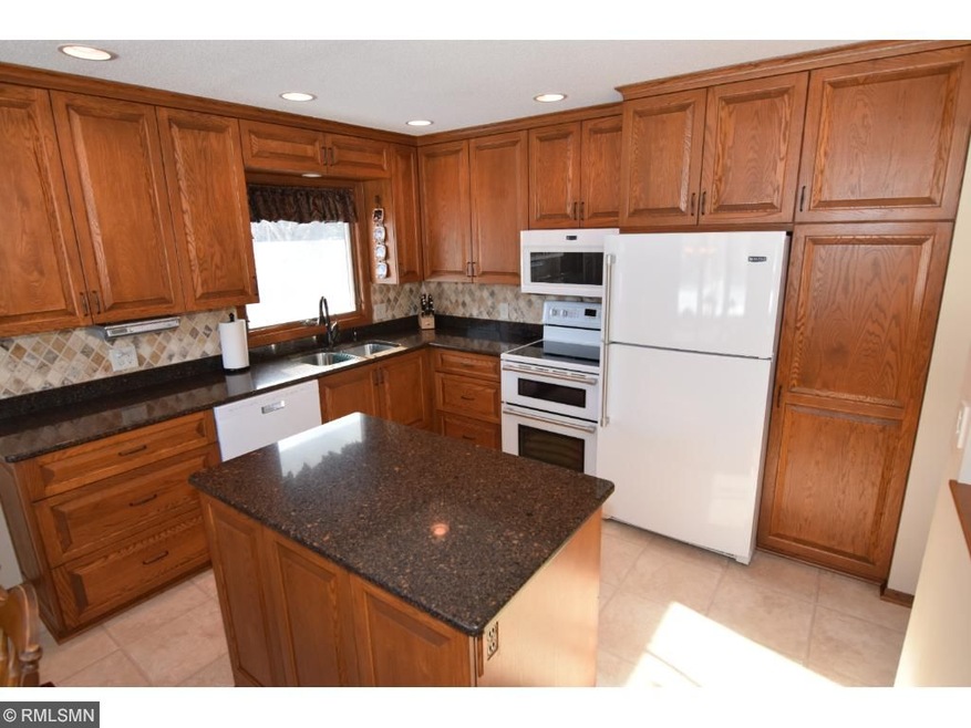Updated kitchen, pull outs, drawer organizers, pul