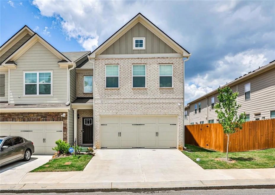 Welcome to 4350 Radford Loop in Fairburn, Georgia!