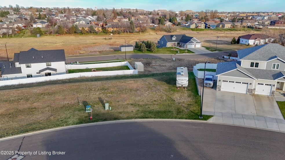 1814 Sunrise Dr, Dickinson, ND 58601 - photo 1