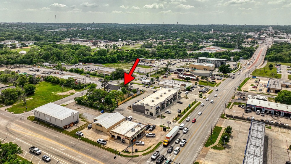 811 E Oak St, Weatherford, TX 76086 - photo 1