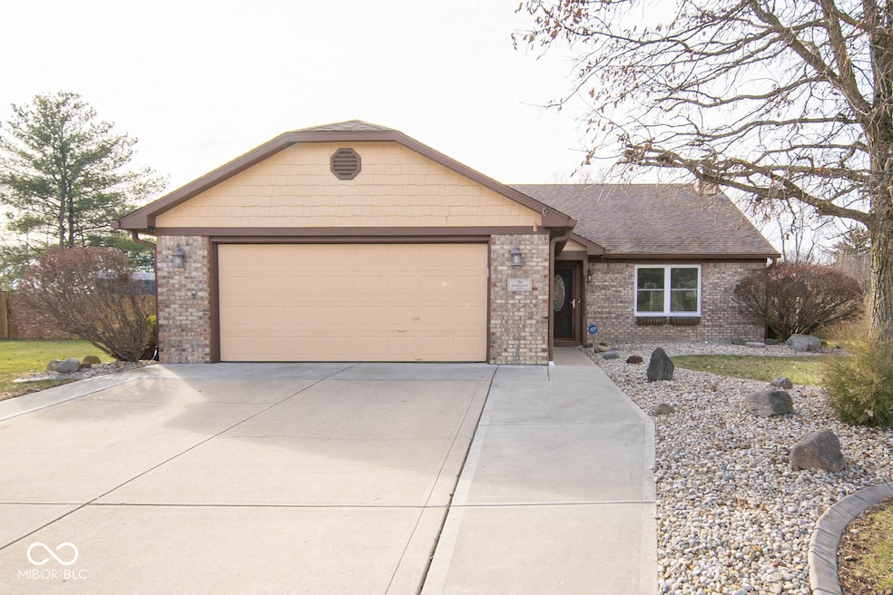 714 Hummingbird Ln, Whiteland, IN 46184 - photo 1