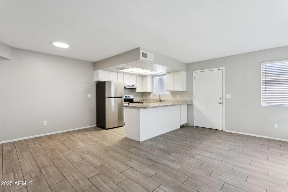 1426 E Mountain View Rd unit 4, Phoenix, AZ 85020 - photo 1