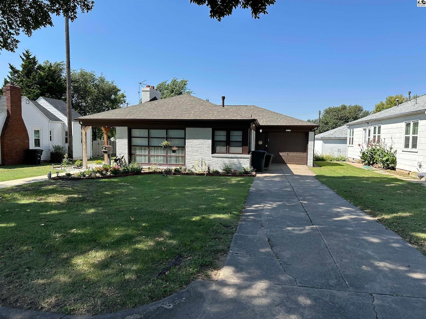 1011 Curtis St, Pratt, KS 67124 - photo 1