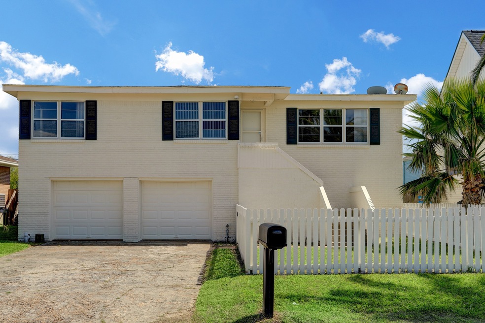 8015 Channelview Dr, Galveston, TX 77554 - photo 1