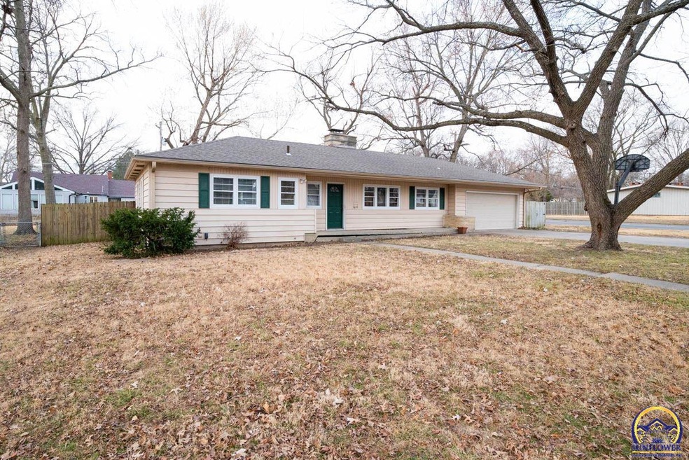3639 SW Stratford Rd, Topeka, KS 66604 - photo 1