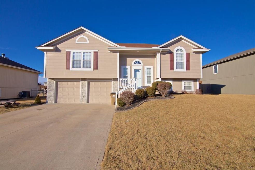 1704 Beau Dr, Raymore, MO 64083 - photo 1