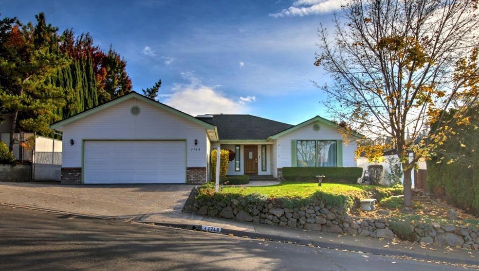 1748 Garden Dr, Medford, OR 97504 - photo 1