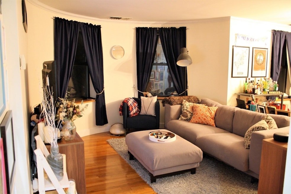 78 Gainsborough St unit 303E, Boston, MA 02115 - photo 1