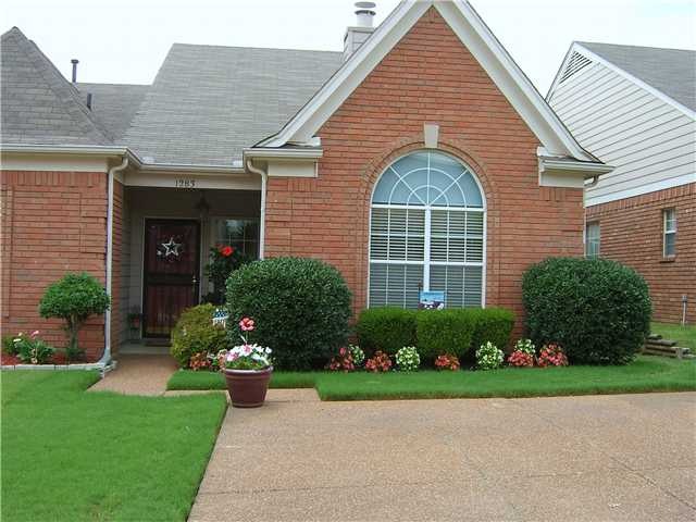 Absolutely Beautiful - Great Curb Appeal - Inside 