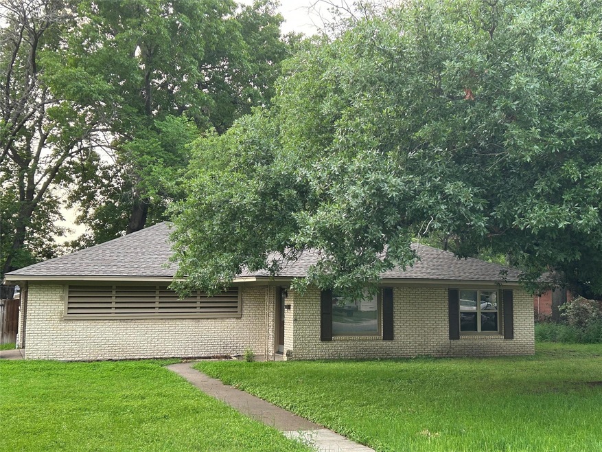 View of front of home featuring a front yard