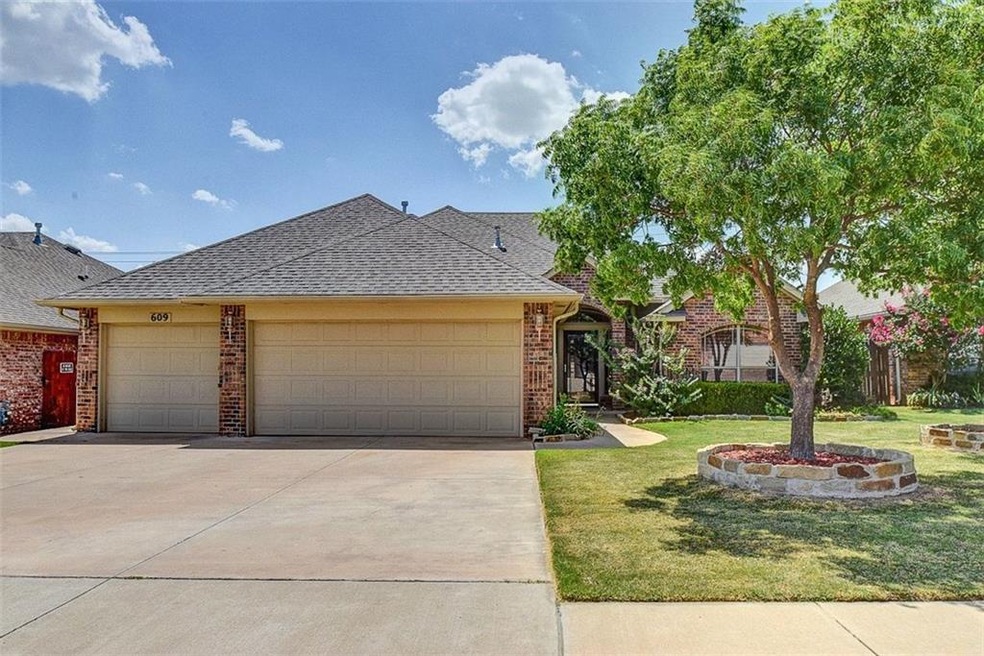 609 Allison Ln, Moore, OK 73160 - photo 1