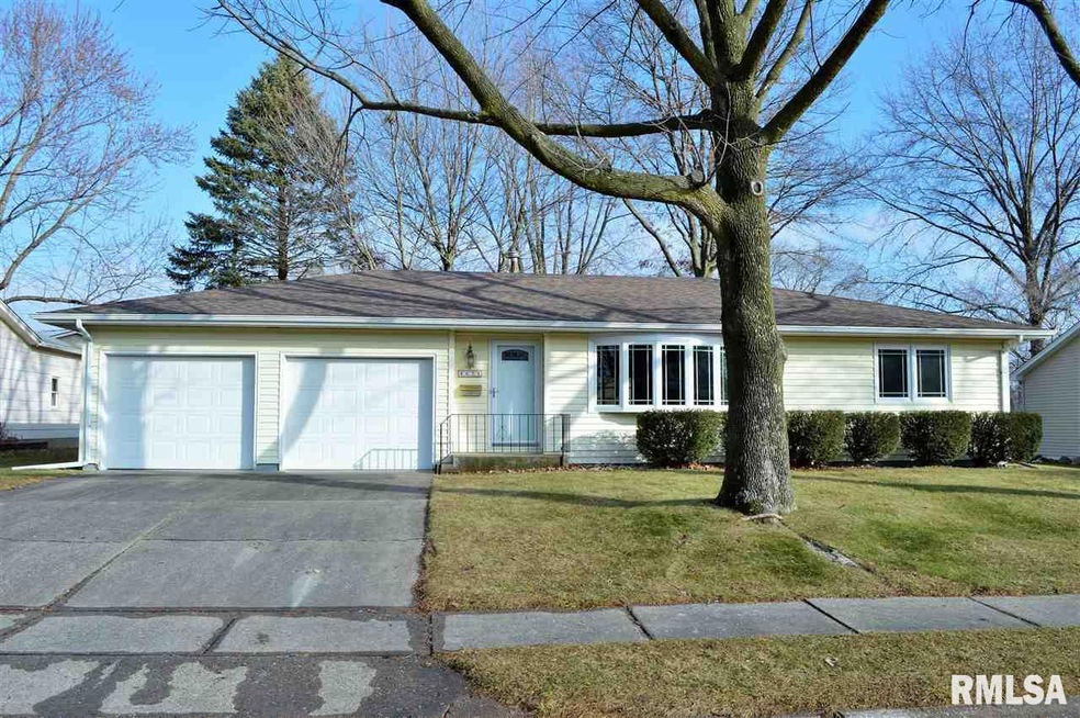 4621 Warren St, Davenport, IA 52806 - photo 1