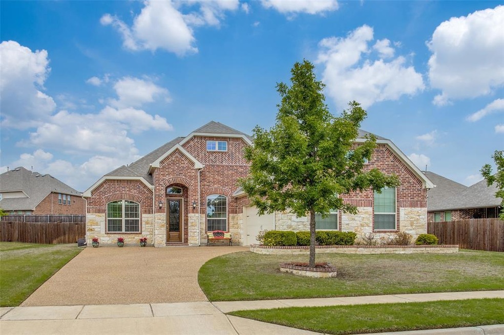 Most desirable swing driveway for plenty of guest 