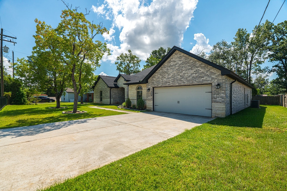 603 Airline Dr unit B, Conroe, TX 77301 - photo 1