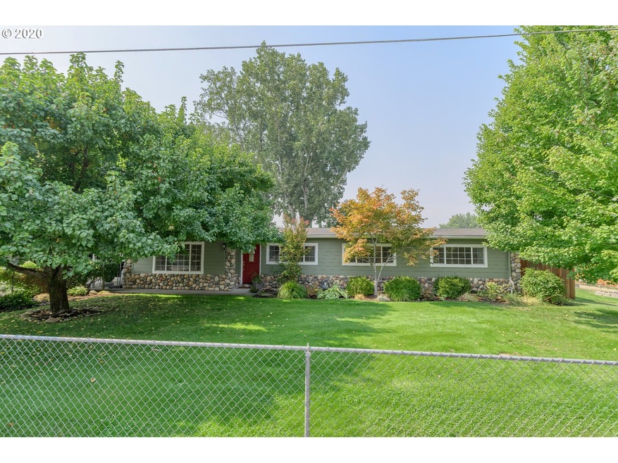 1402 Raydean Dr, Grants Pass, OR 97527 - photo 1