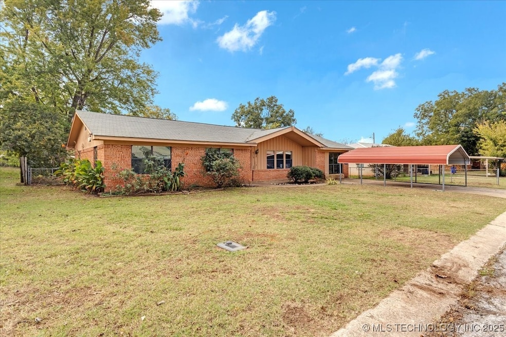 515 Mccarley St, Colbert, OK 74733 - photo 1