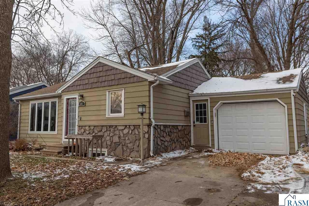 605 E Hawthorne St, Albert Lea, MN 56007 - photo 1