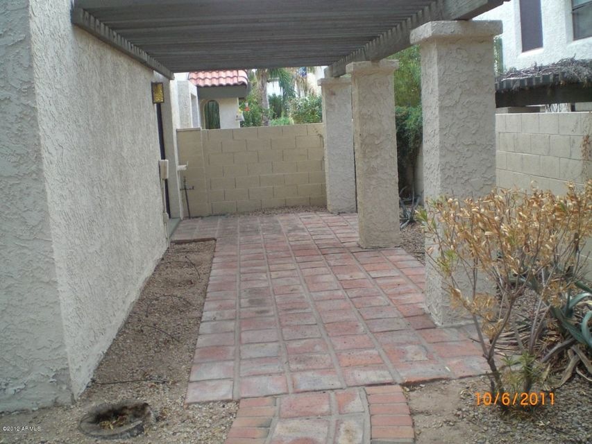 SIDE PATIO