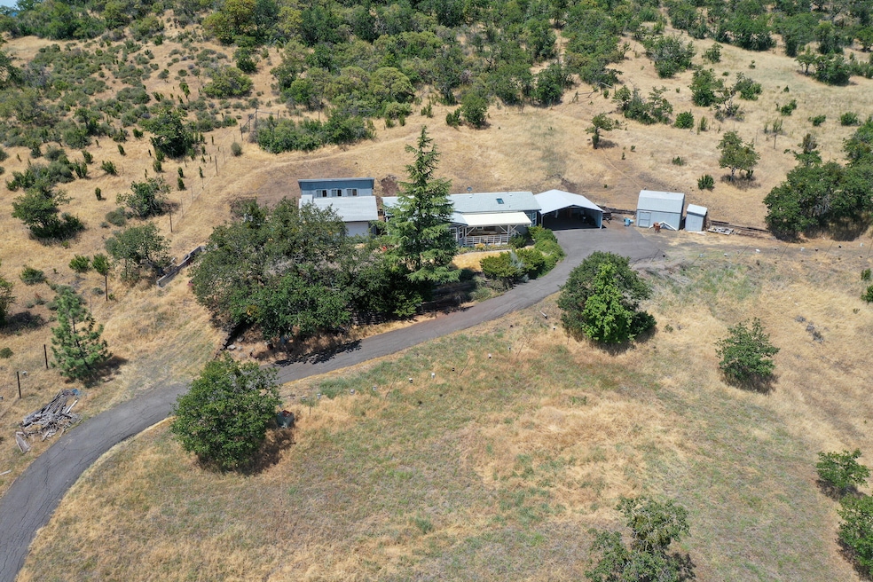 1374 W Linn Rd, Eagle Point, OR 97524 - photo 1