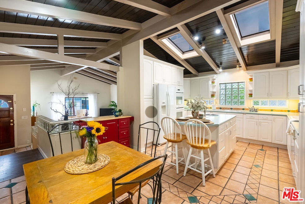 5044 Calderon Rd, Woodland Hills, CA 91364 - photo 1