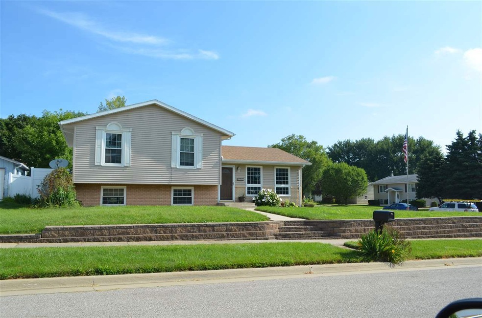 3906 Monterey Dr, Waterloo, IA 50701 - photo 1