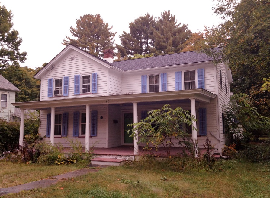 207 W Catharine St, Milford, PA 18337 - photo 1