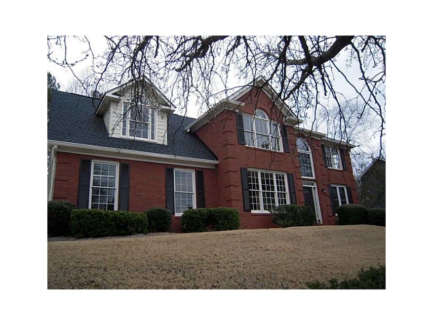 Exterior Front. Classic architecture in the 4 bedr