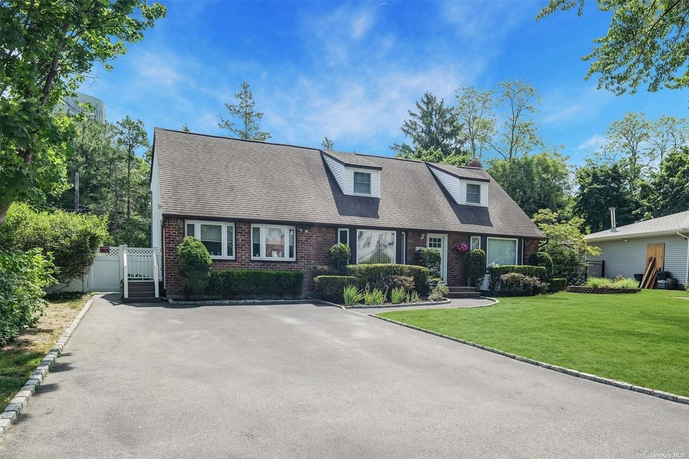 37 Sparton Ln, ComMacK, NY 11725 - photo 1