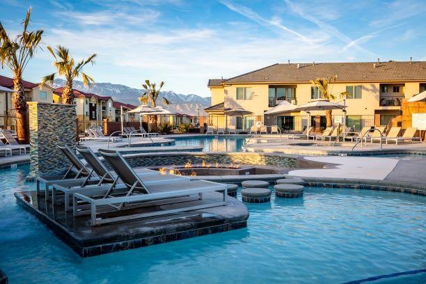 ZV Pool Island w/lounge chairs