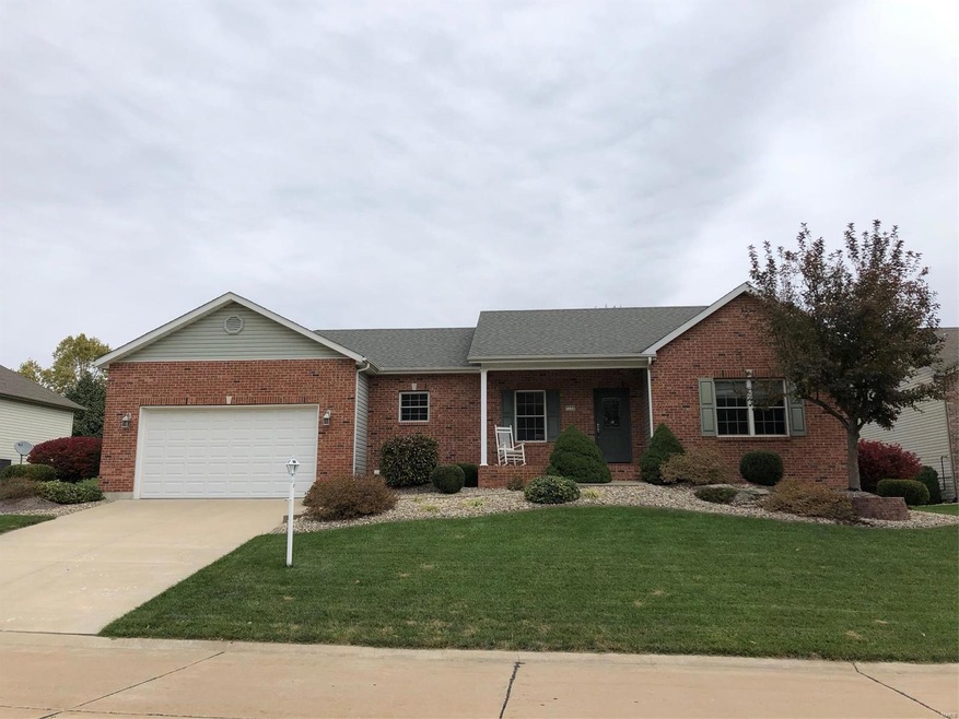 Nice curb appeal, covered front porch