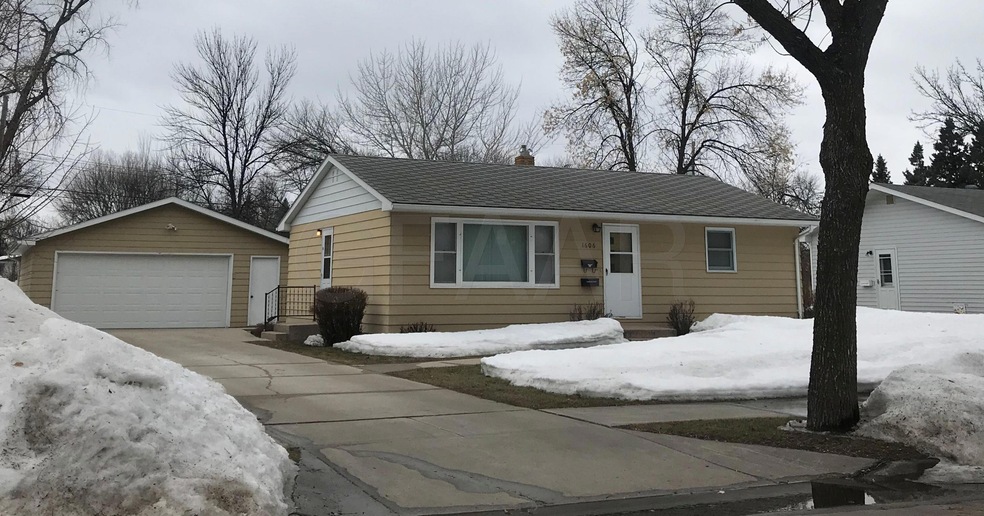 1606 S 16th St, Grand Forks, ND 58201 - photo 1