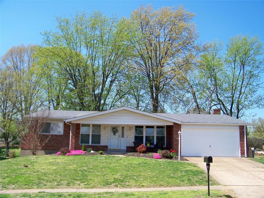 ATTRACTIVE RANCH WITH WONDERFUL CURB APPEAL ON TREE-LINED STREET !!