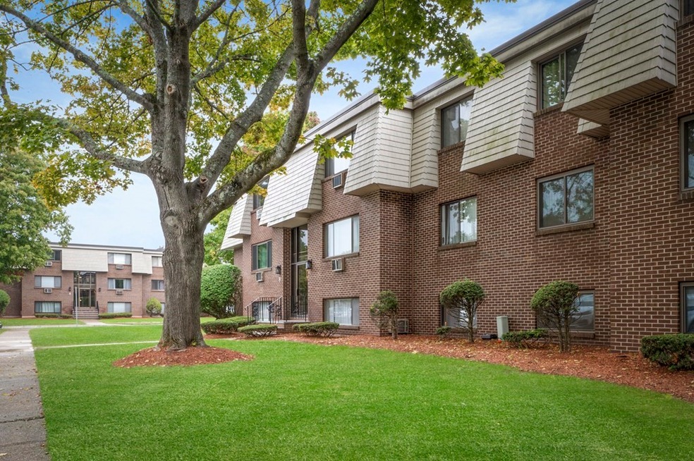 9 Hallmark Gardens unit 2, Burlington, MA 01803 - photo 1