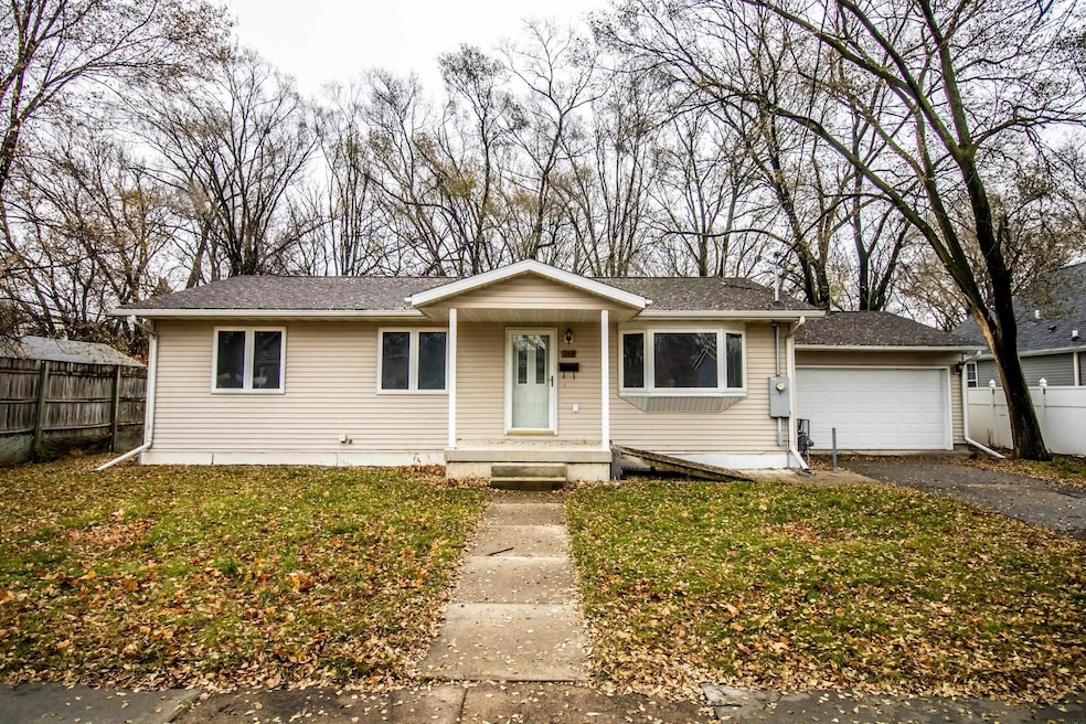 324 Bates St, Waterloo, IA 50703 - photo 1