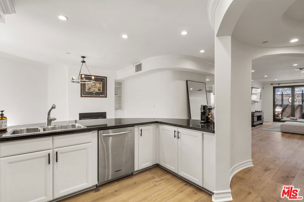 122 N Clark Dr unit 405, West Hollywood, CA 90048 - photo 1