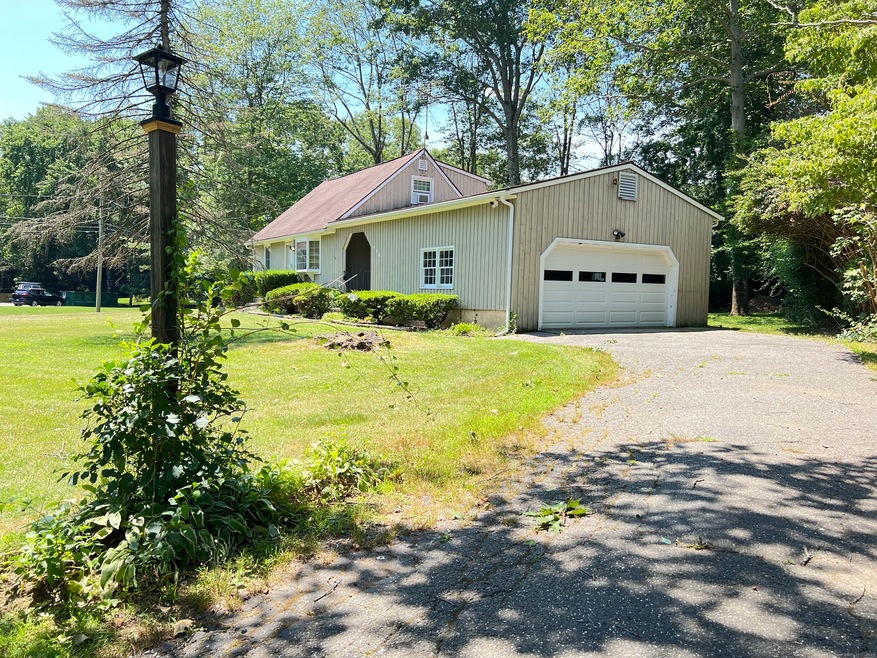 658 Winnepoge Dr, Fairfield, CT 06825 - photo 1