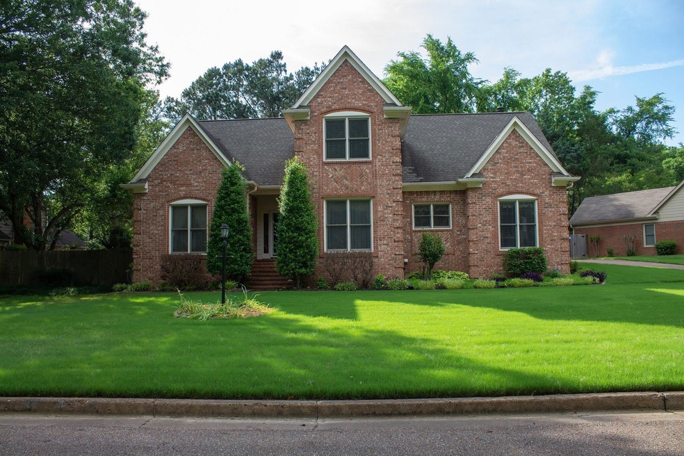 Beautifully landscaped home in Riverwood Farms