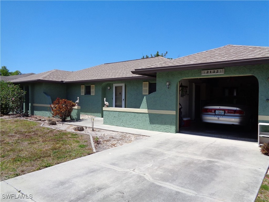 Ranch-style house featuring a shingled roof, stucc