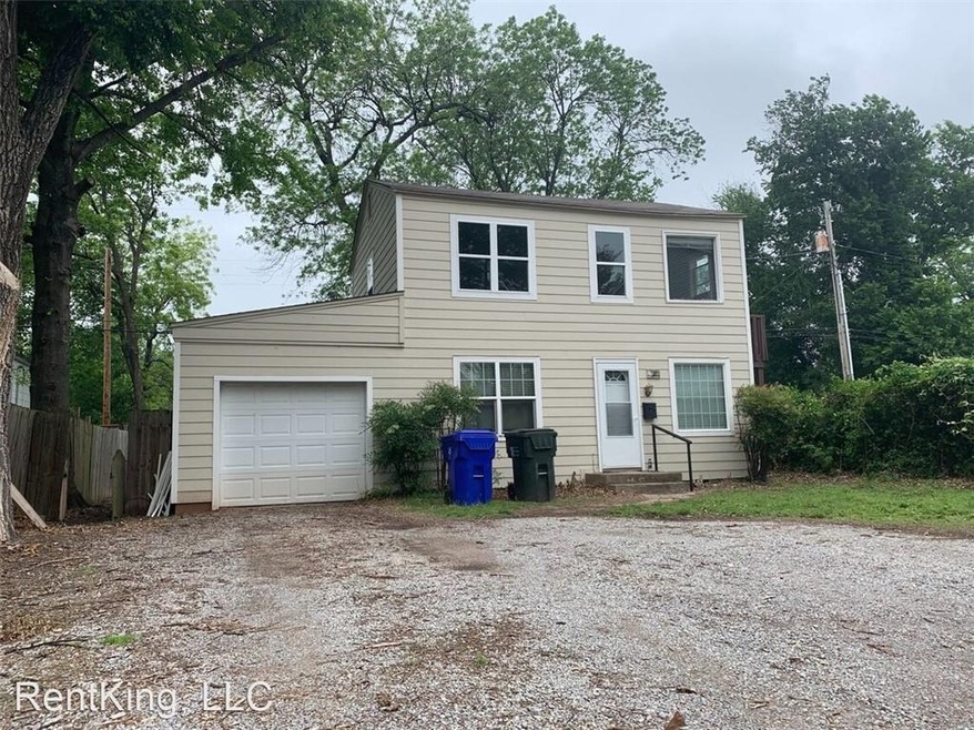 1127 1/2 W. EufaulaTwo-story duplex